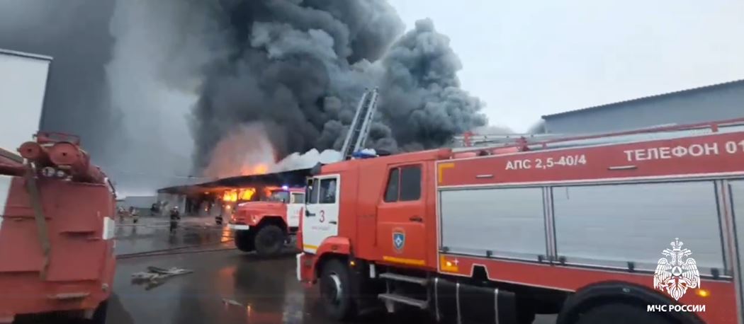 В Динском районе полыхает овощебаза